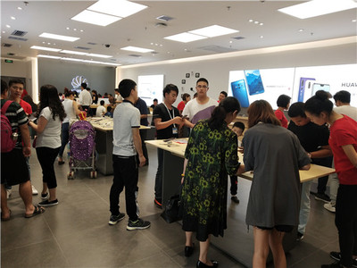 華為門店單店三日銷售額突破60萬(wàn)，體驗(yàn)式消費(fèi)引領(lǐng)電子產(chǎn)品零售新浪潮